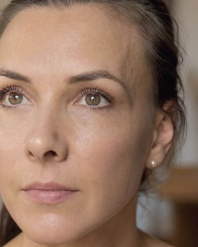 Regard ouvert après un rehaussement de cils, sans aucune extension