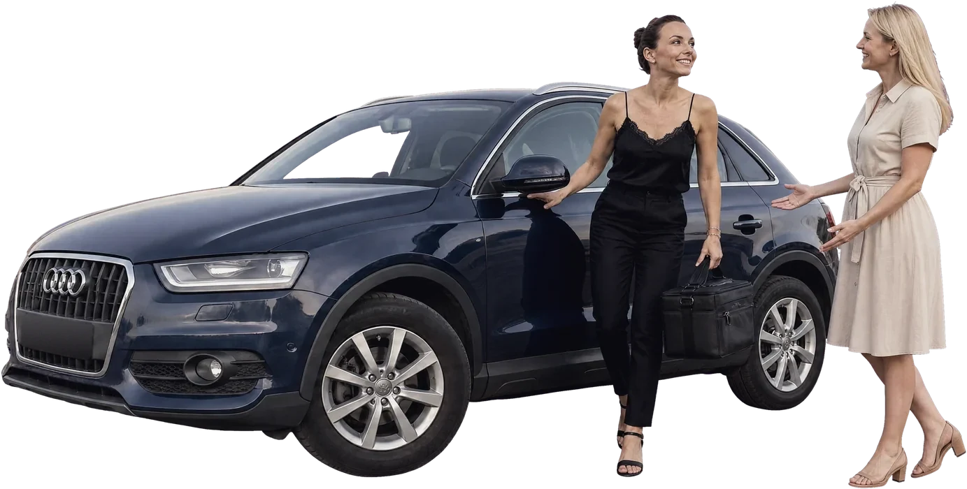 Hélène arrive avec sa valise, accueillie en souriant par une cliente devant chez elle