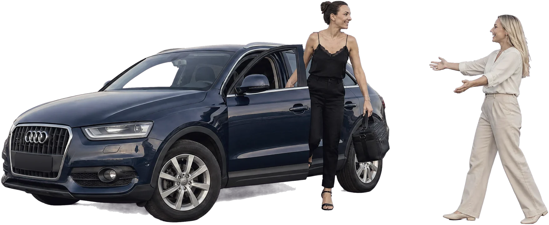 Hélène sort de sa voiture avec sa valise, accueillie en souriant par sa cliente devant chez elle
