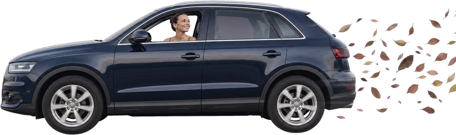 Hélène repart en voiture vers son prochain rendez vous, des feuilles volent derrière elle