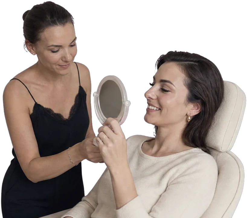 Hélène tend le miroir à sa cliente, qui découvre le résultat en souriant