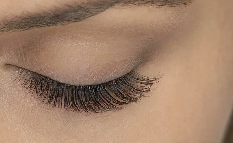 Le même œil après une pose volume : une ligne de cils nettement plus fournie